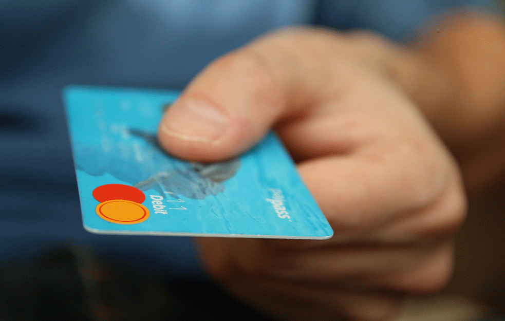 VIŠE VOLIMO <span style='color:red;'><b>KARTICE</b></span> NEGO KEŠ: U trećem tromesečju ove godine 20% više plaćanja platnim karticama 